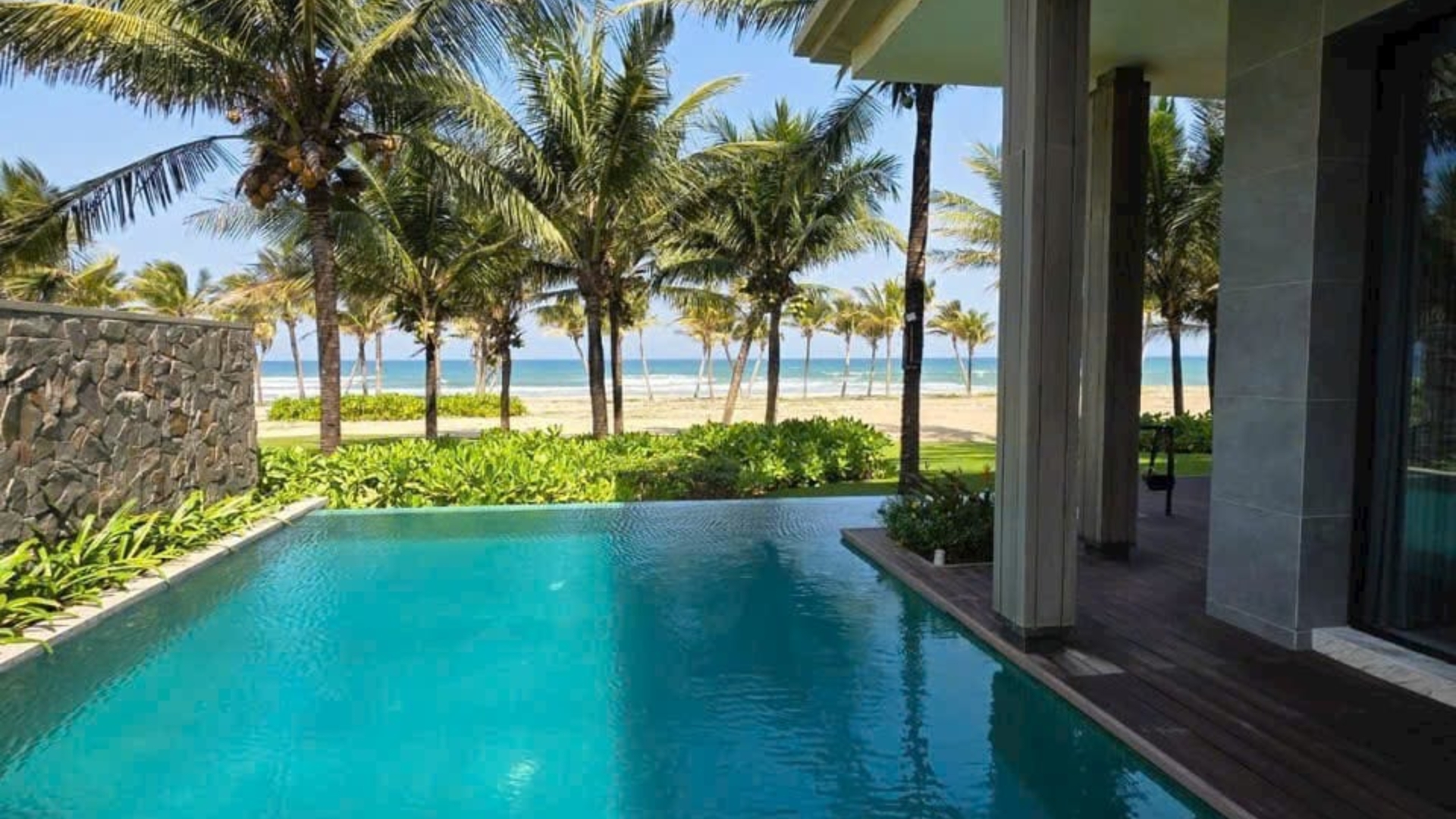 Hồ bơi riêng tư trong từng căn villa và Sky Villa