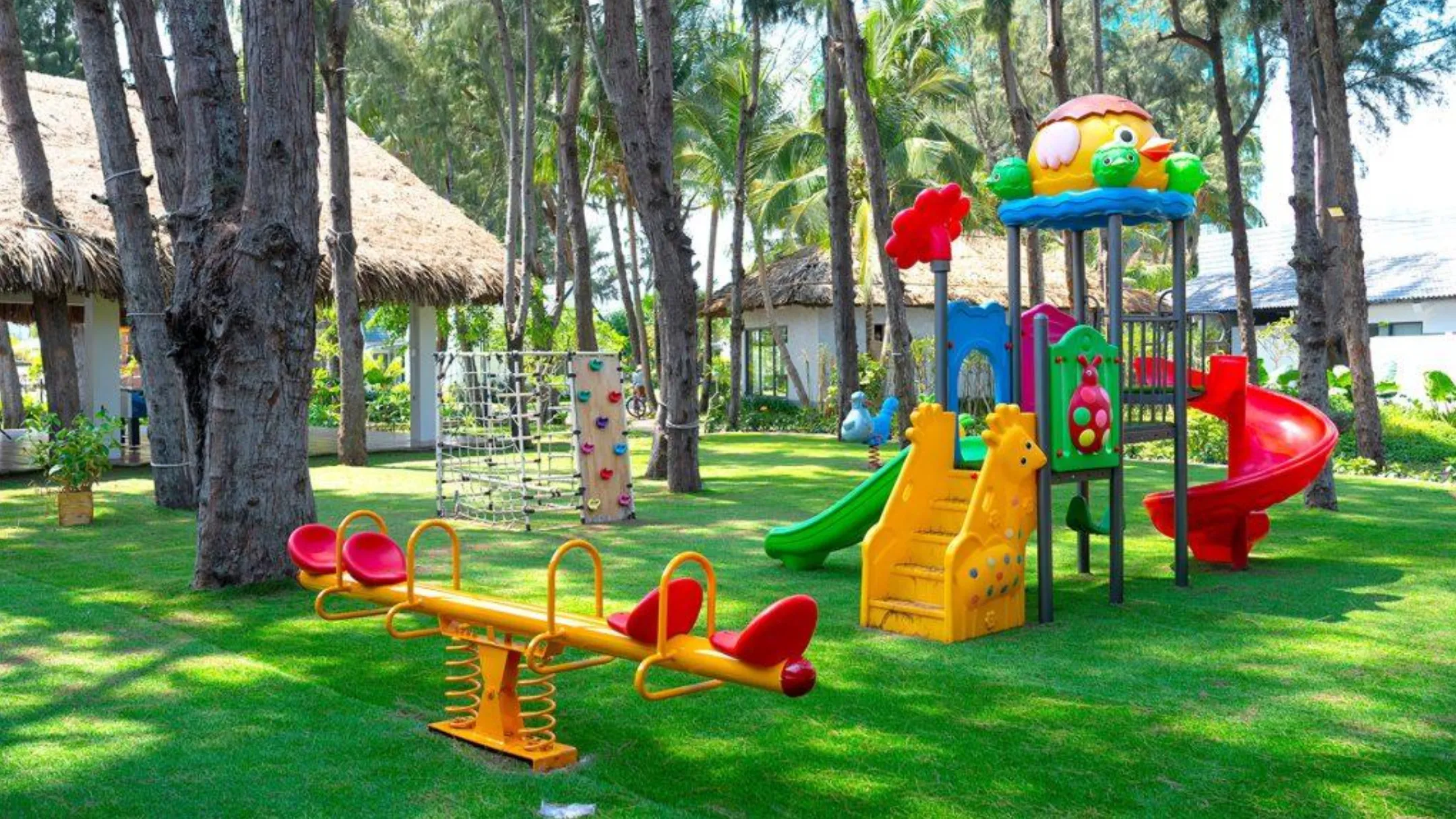 Kid's Play (Khu vui chơi nước trời)